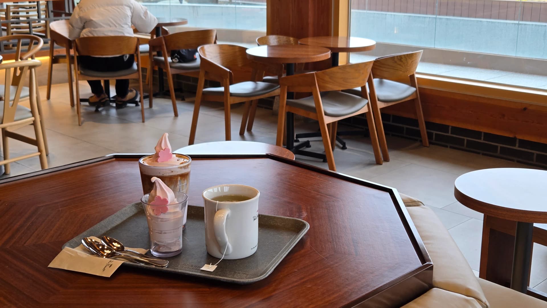 Khay đồ uống trên bàn bát giác Paul Bassett Gyeongju với phông sảnh | 하이제이에스비