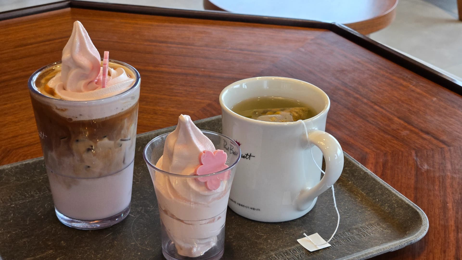 Khay 3 món đồ uống Paul Bassett Gyeongju chụp chính diện — cà phê, kem, trà đầy đủ | 하이제이에스비