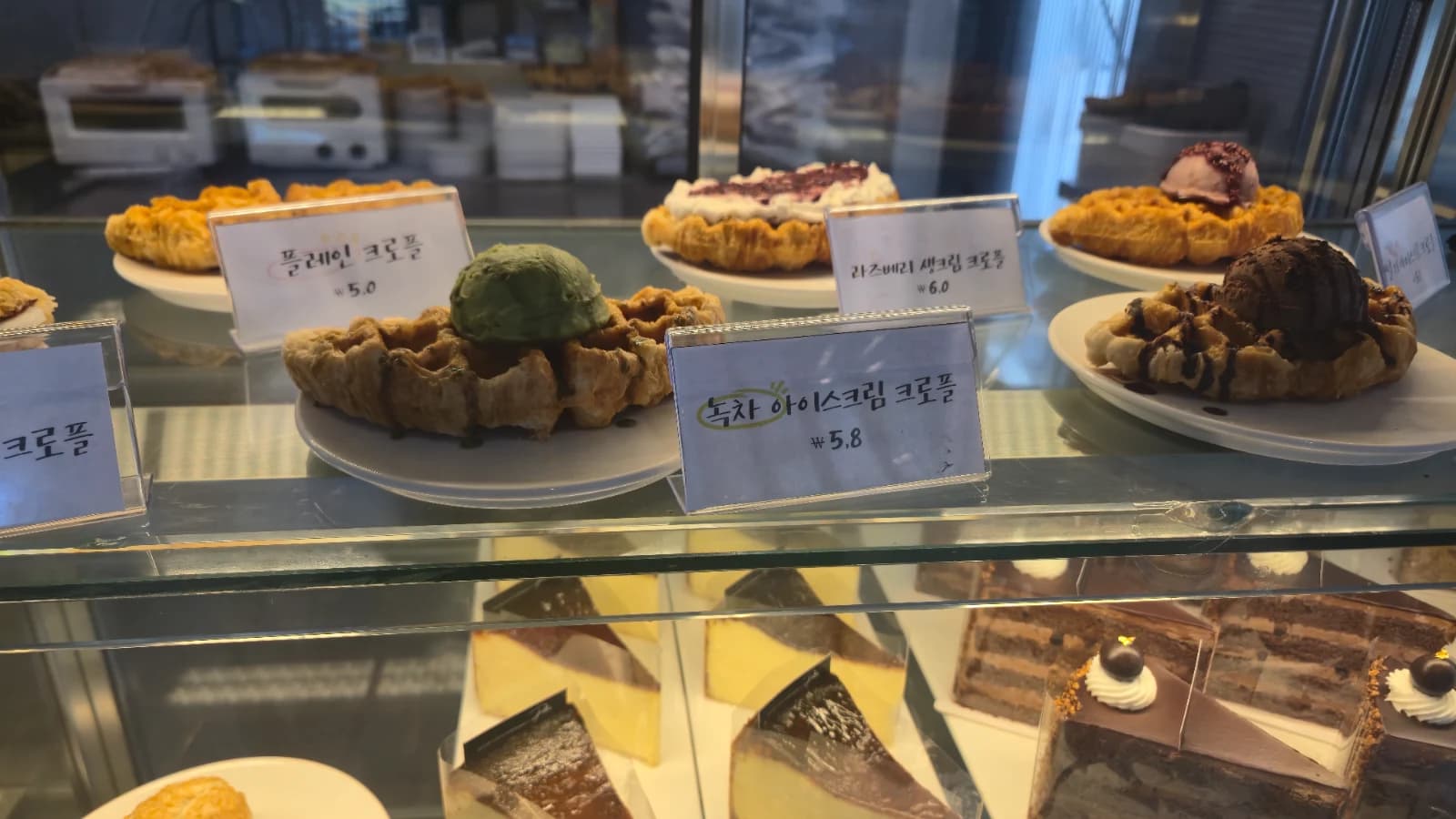 Sun-Drenched Mega Cafe — Petra by Day Feels Like a New Place - 9