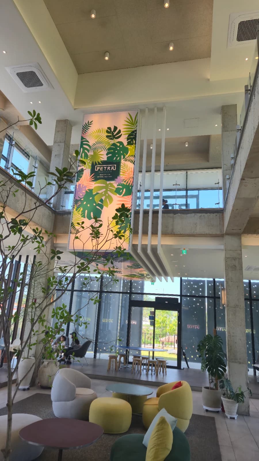 Sun-Drenched Mega Cafe — Petra by Day Feels Like a New Place - 15