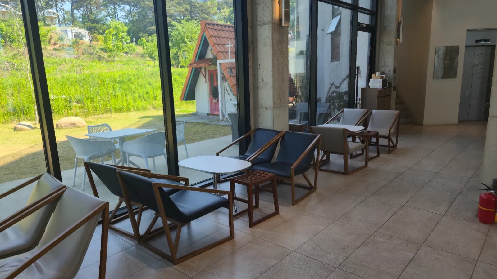 Sun-Drenched Mega Cafe — Petra by Day Feels Like a New Place - 18