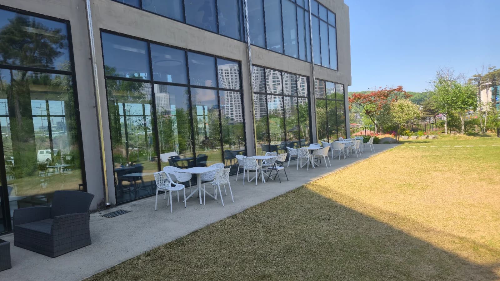 Sun-Drenched Mega Cafe — Petra by Day Feels Like a New Place - 24
