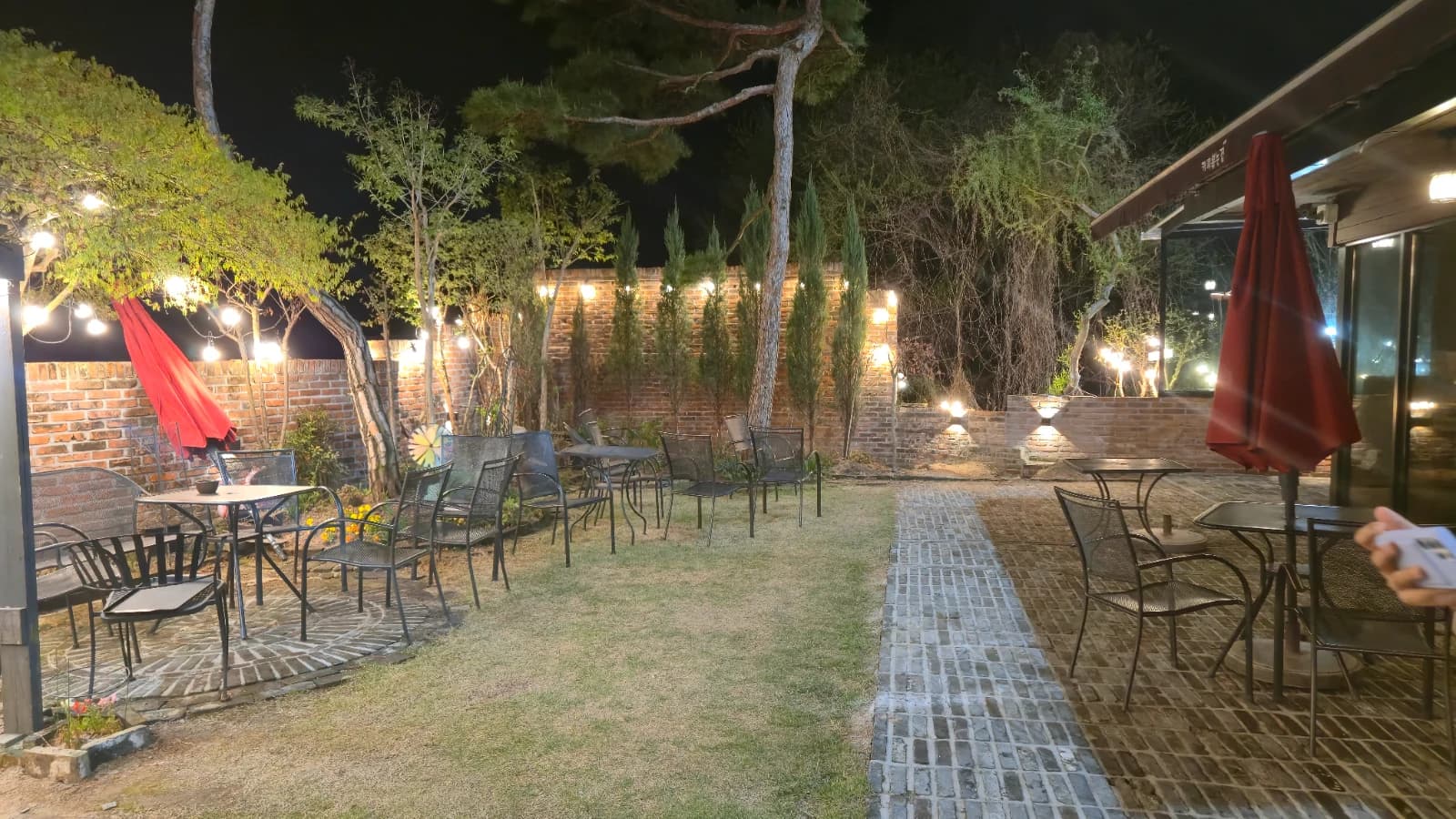 오뜨몽드 ROASTERY CAFE 철제 간판과 벽돌 건물 사이 통로