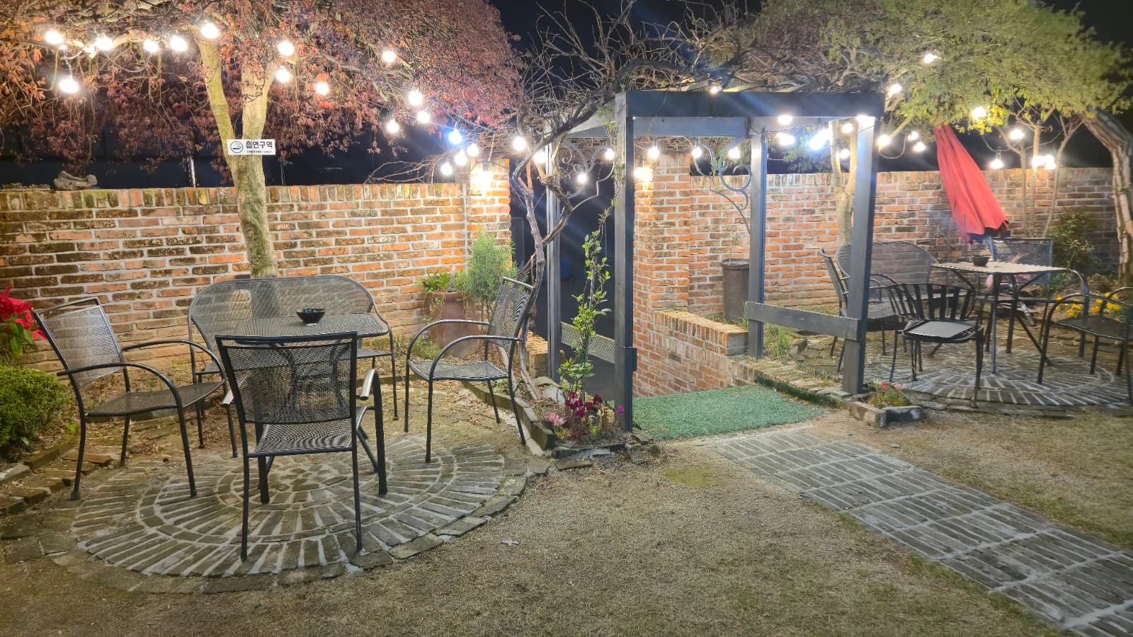 오뜨몽드 입구 통로 벽돌벽과 조명 야경