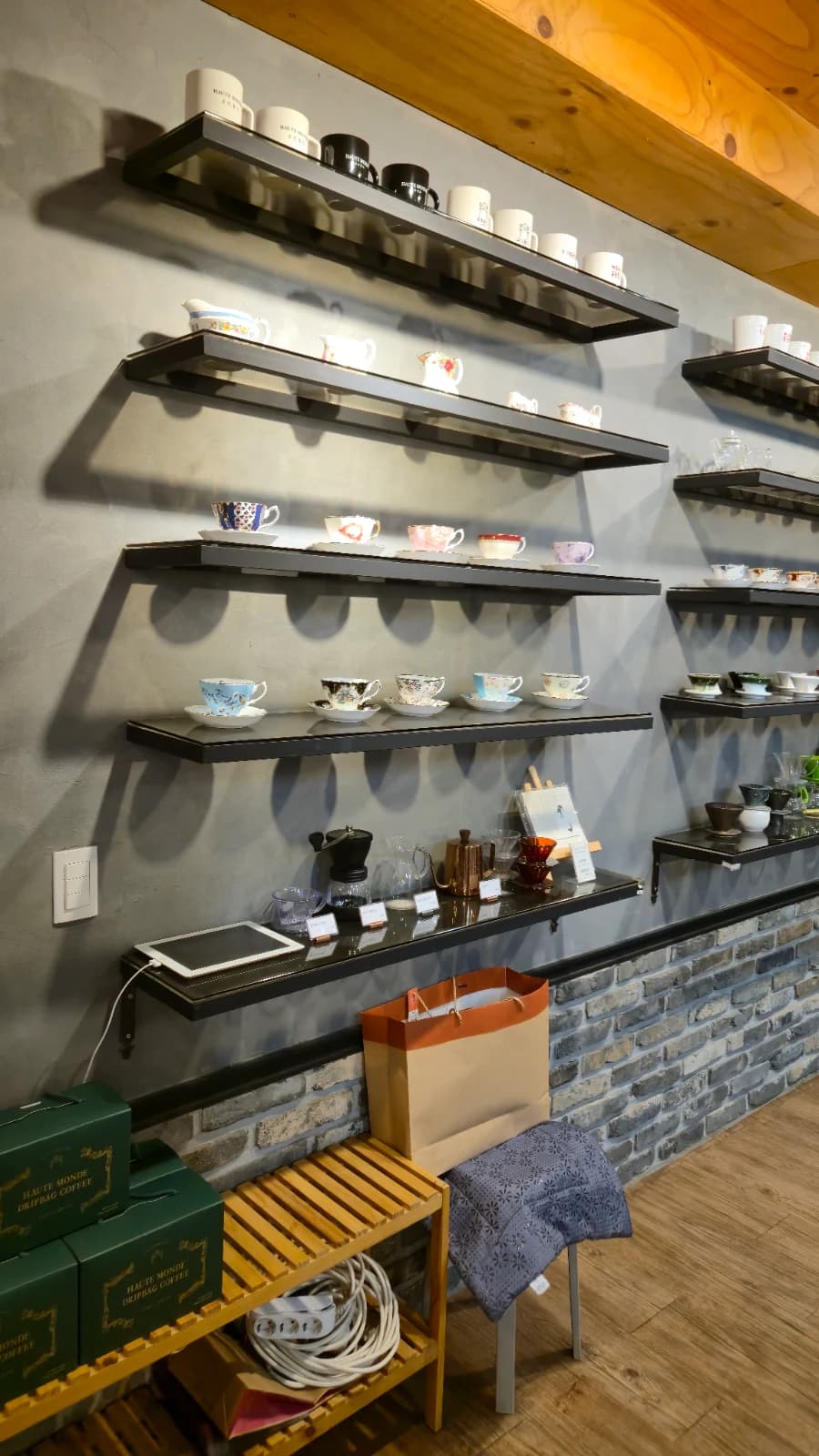 오뜨몽드 카운터 에스프레소 머신과 원두 유리병 그라인더