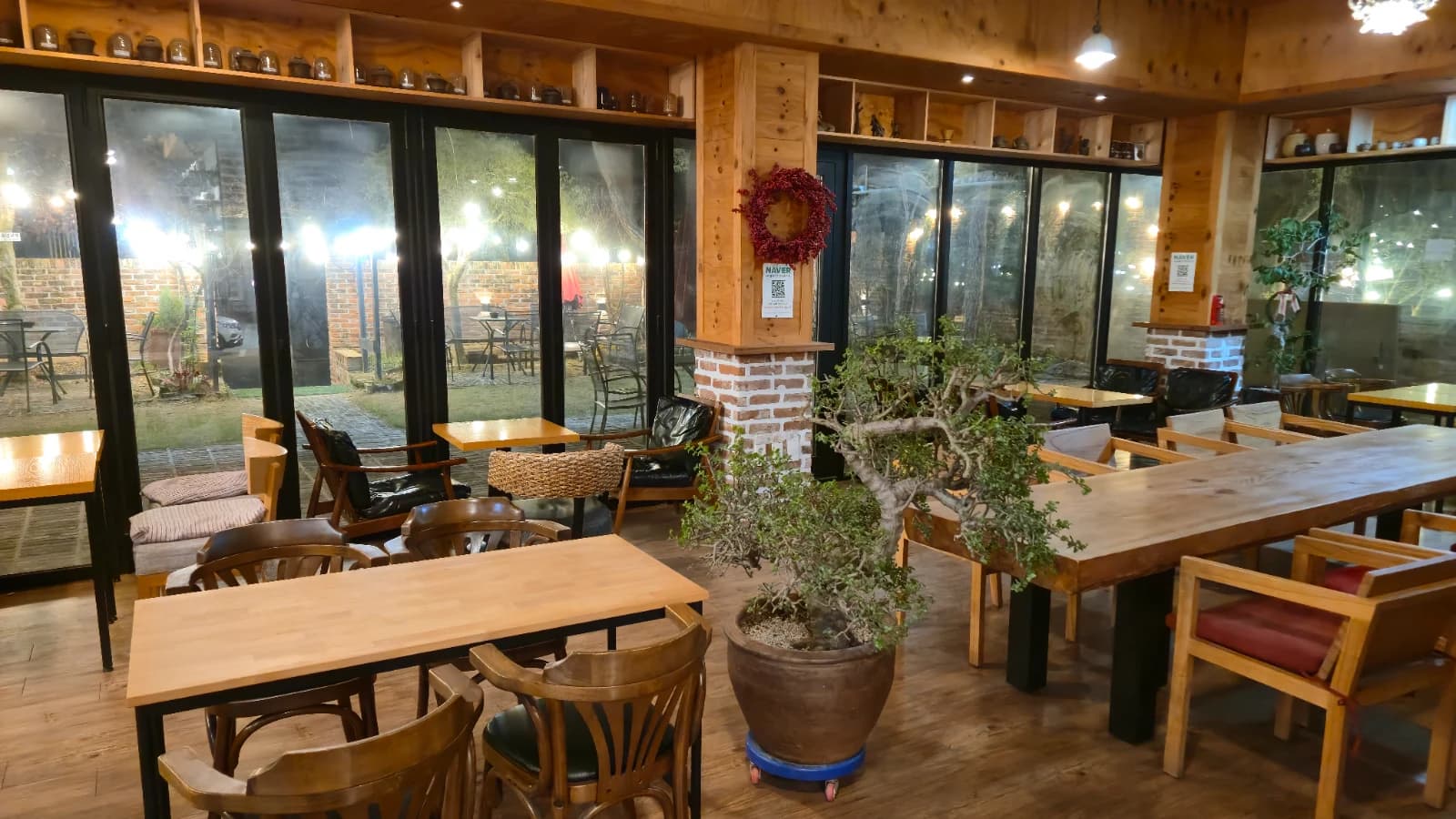 오뜨몽드 매장 내부 유리창 너머로 보이는 정원 야간 조명