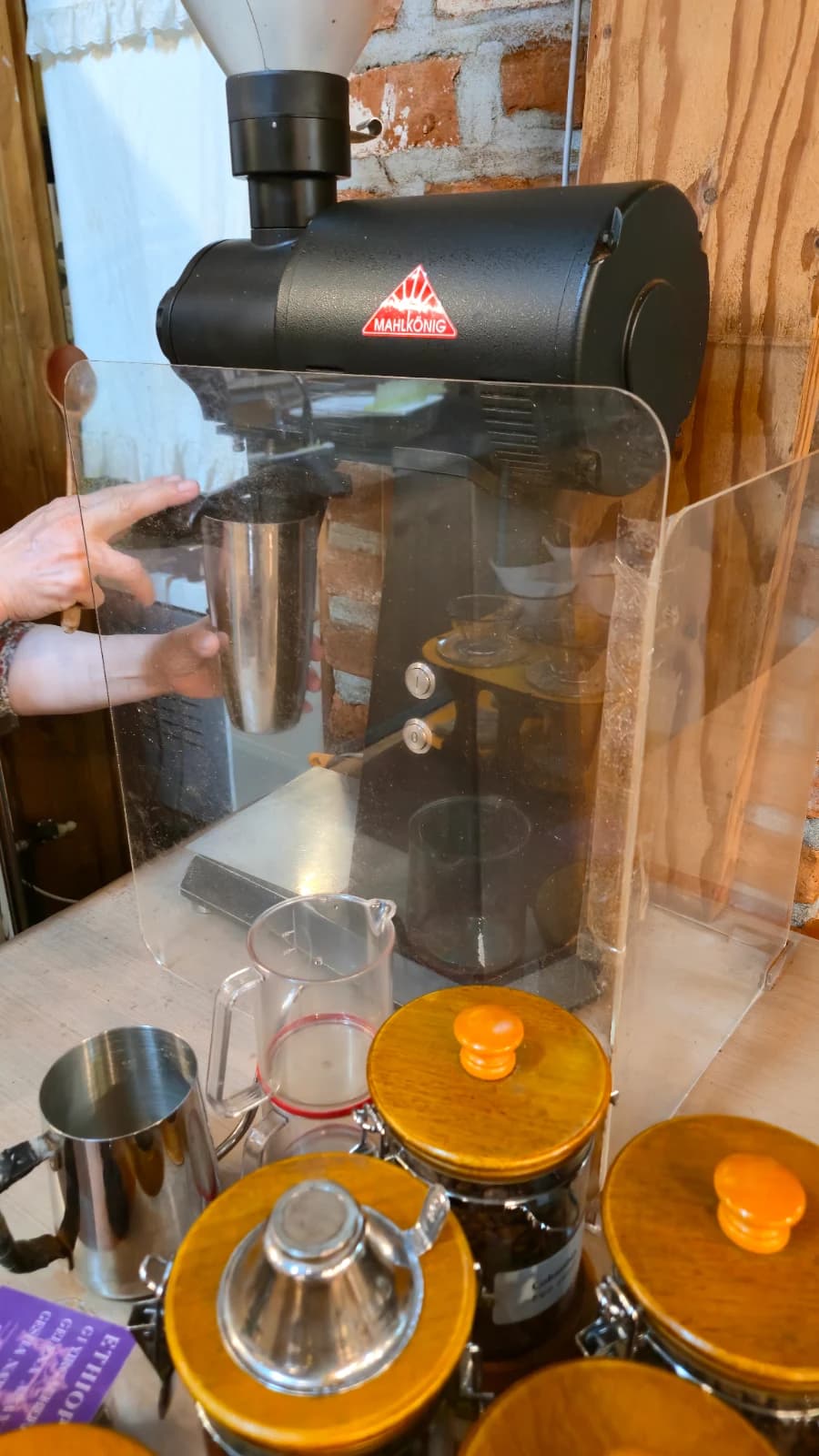 오뜨몽드 사장님이 말코닉 그라인더로 드립 커피 원두를 가는 모습