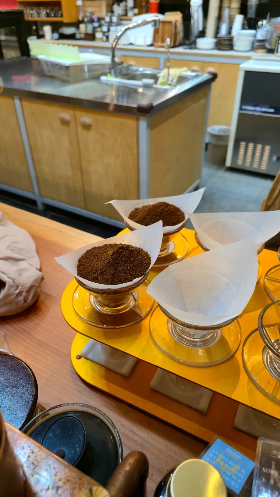 갓 간 원두가 드립 필터 위에 담겨 있는 모습 두 잔 색상 비교