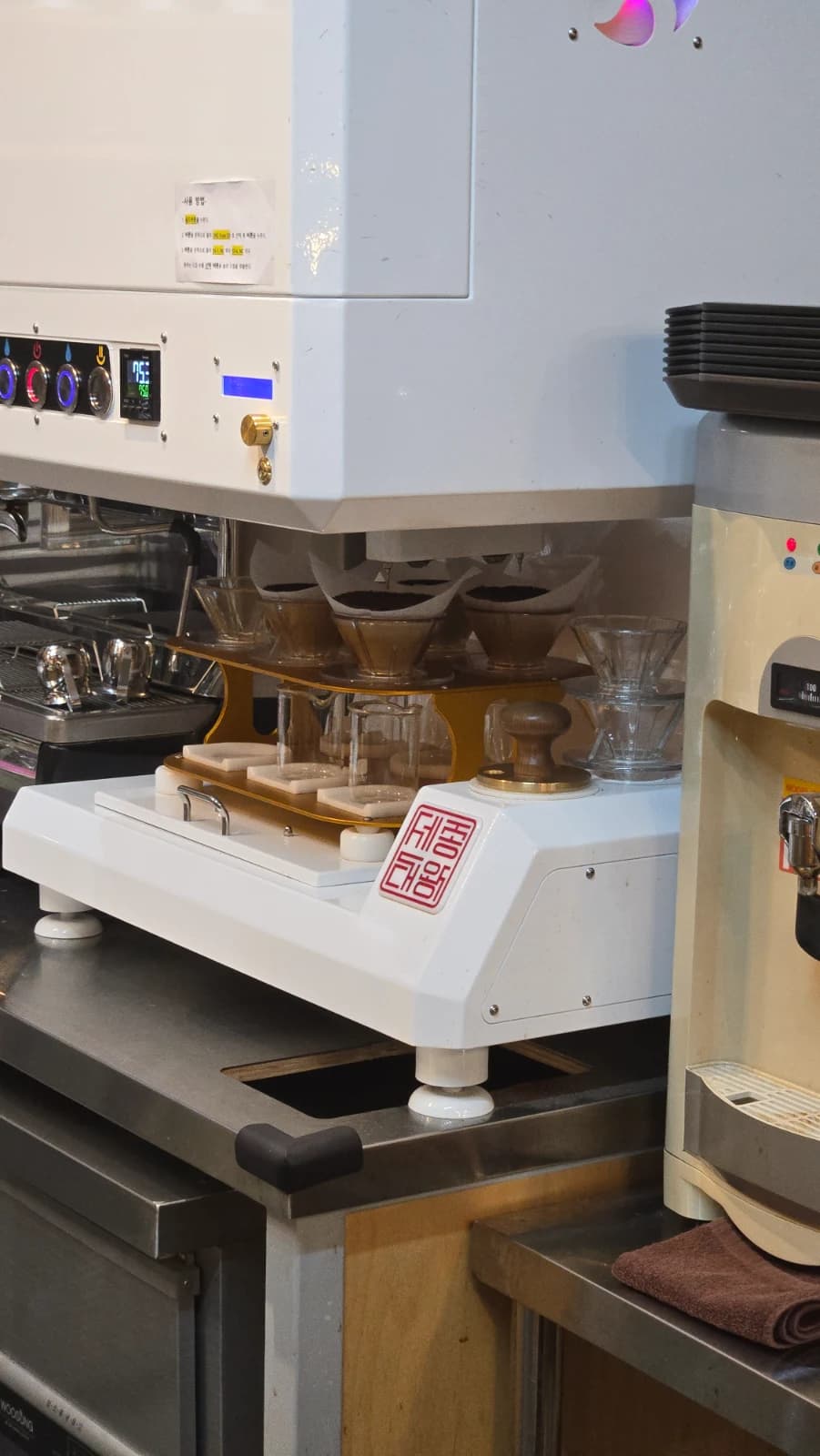 오뜨몽드 자동 드립 머신에서 물이 원두 위로 천천히 내려오는 추출 과정