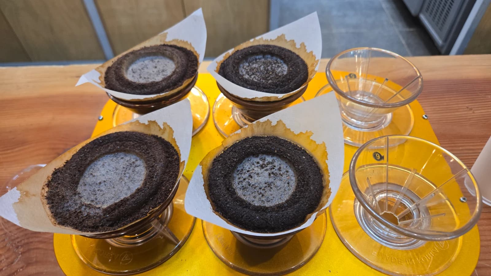 과테말라 에티오피아 드립 커피 두 잔 색상 비교 진한 갈색과 맑은 호박색