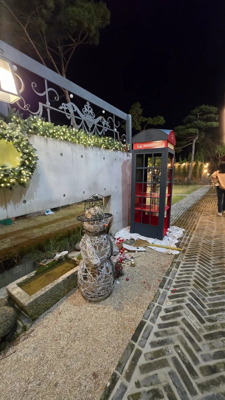 오뜨몽드 정원 빨간 영국식 전화 부스와 철사 눈사람 조형물