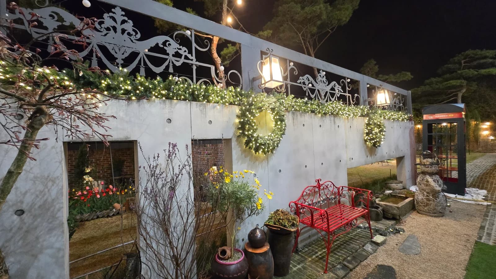 오뜨몽드 담벼락 철제 장식 리스 가랜드 빨간 벤치와 항아리