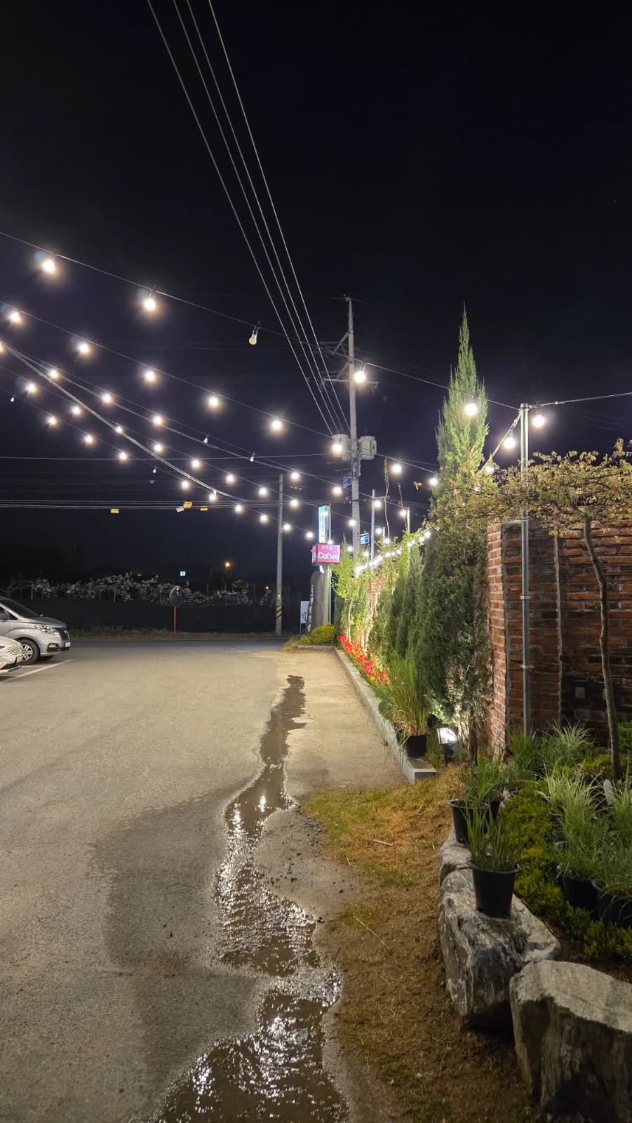 오뜨몽드 주차장 전구 조명과 바닥 빗물에 반사된 불빛