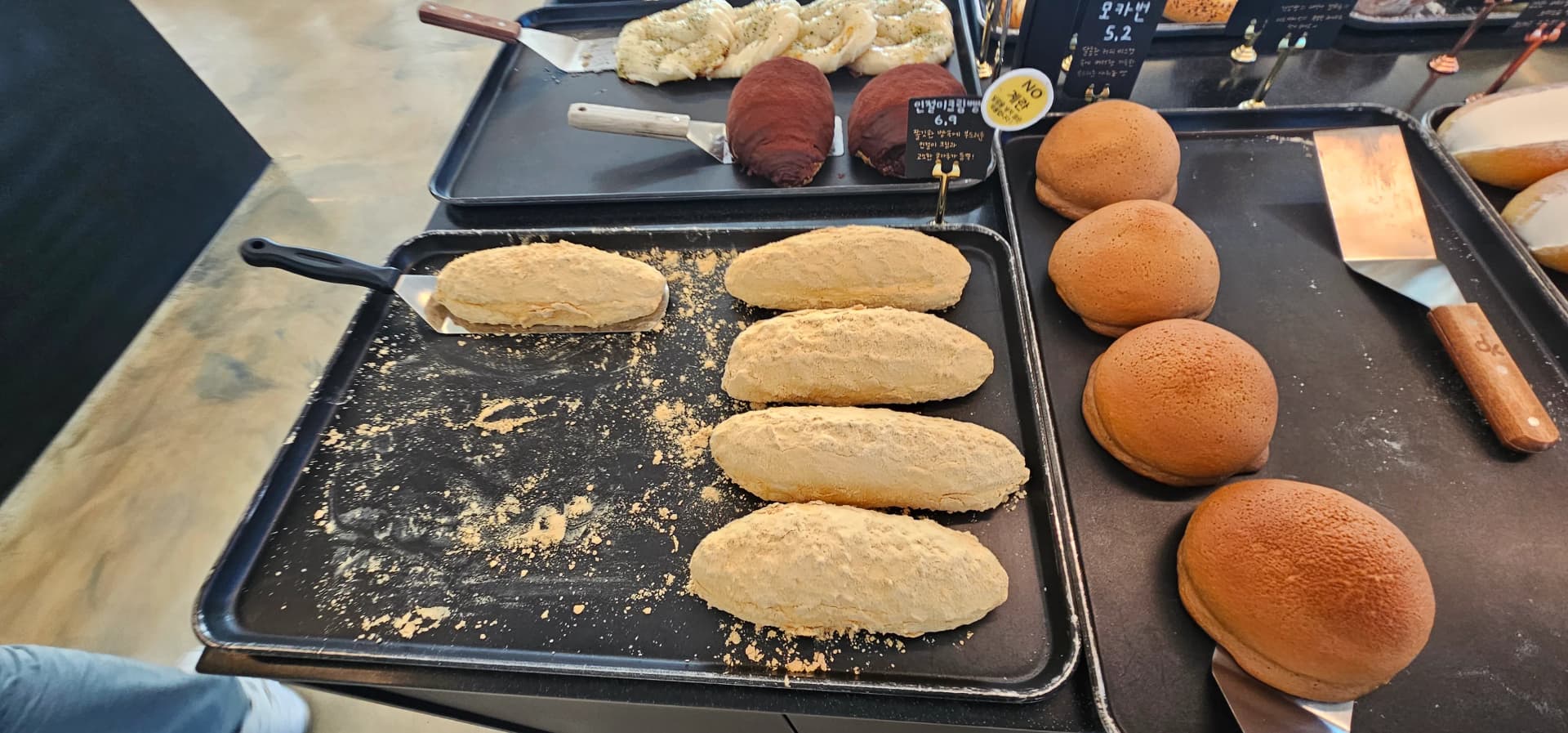 Kona ya mikate mitamu ya Semo Cafe, keki za cream zenye rangi nyingi na pastries | 하이제이에스비