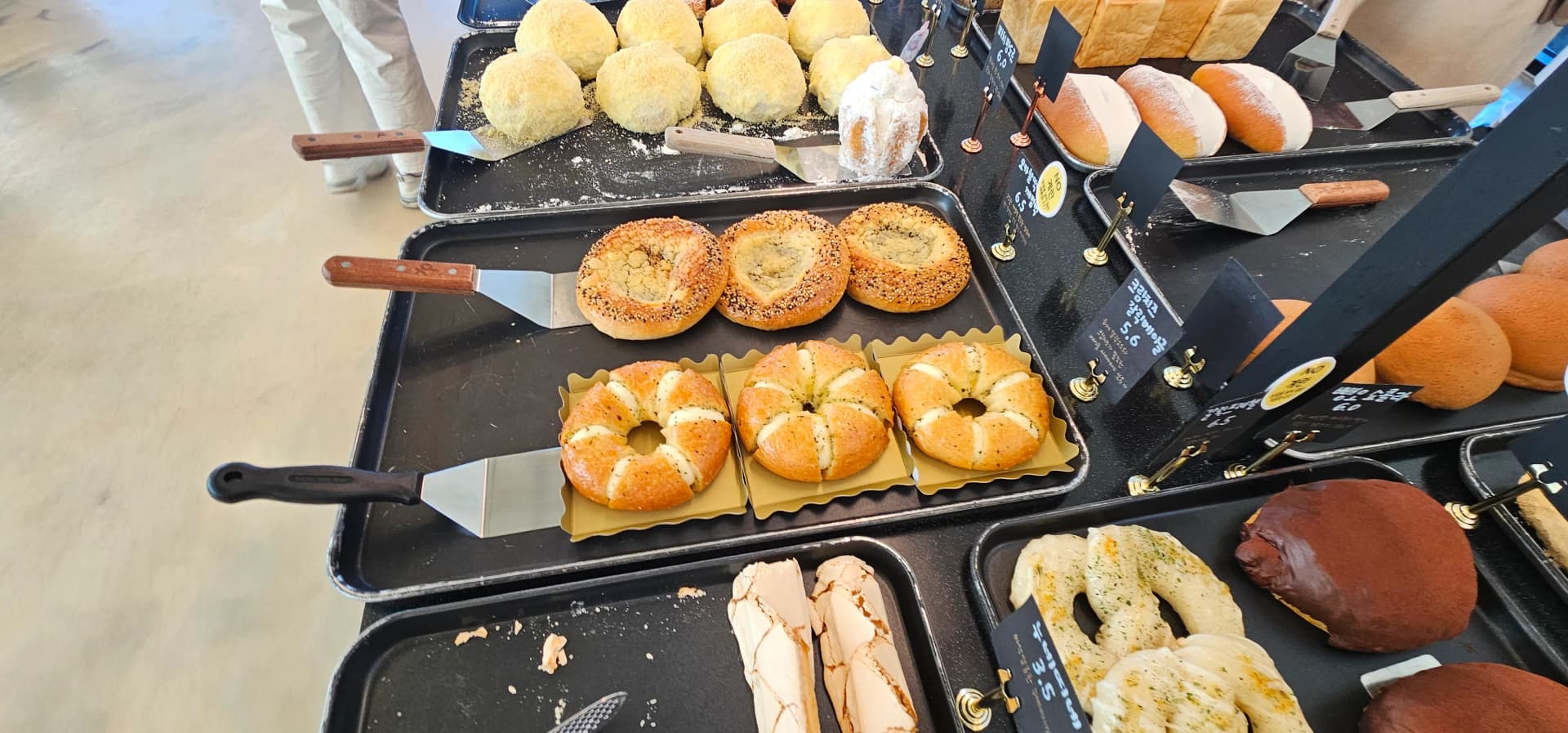 Kona ya bagel ya Semo Cafe, bagels za ufuta, mikate ya cream na aina mbalimbali | 하이제이에스비