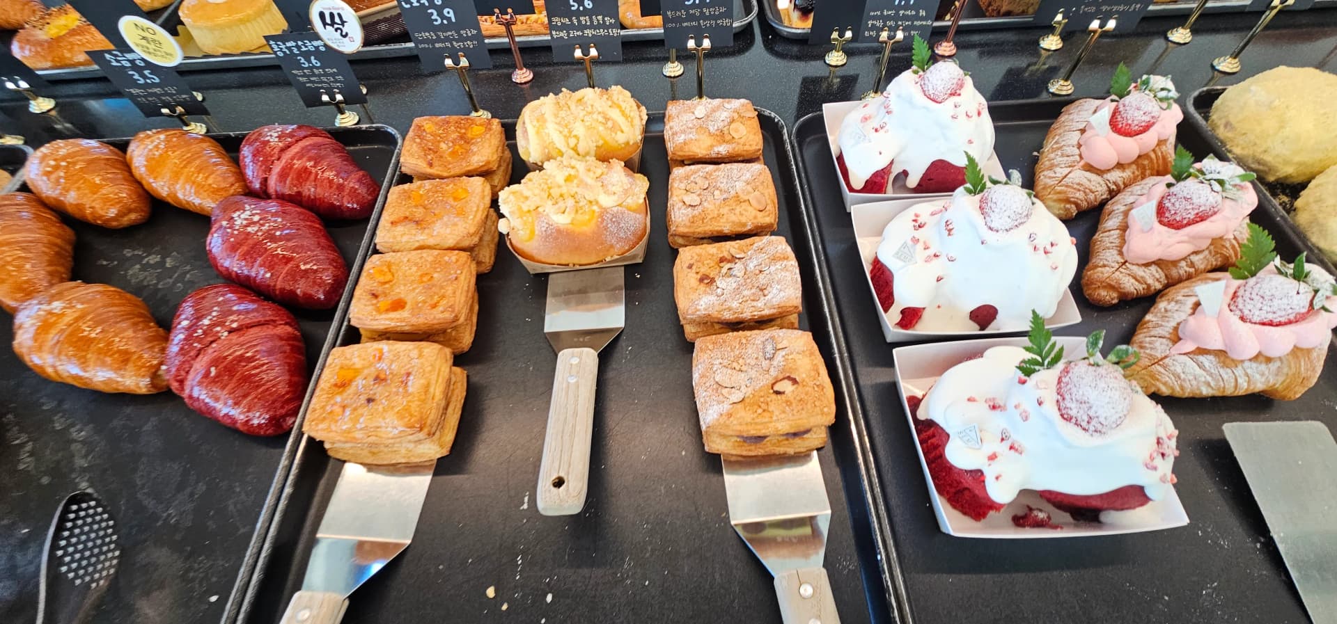 Mikate ya Semo Cafe iliyonyunyiziwa sukari ya unga na pastries zilizookwa hadi kuwa rangi ya hudhurungi | 하이제이에스비