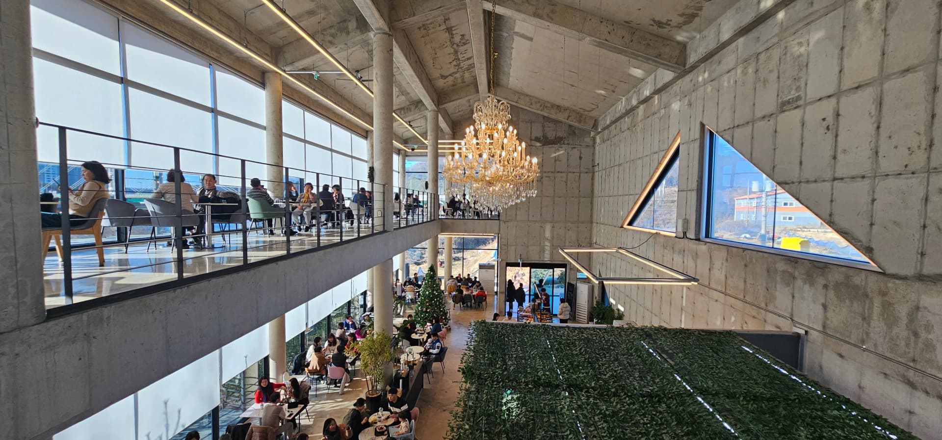 Mtazamo kutoka ghorofa ya pili ya Semo Cafe, mandhari ya Ziwa Daecheong kupitia madirisha makubwa na dirisha la umbo la pembe tatu | 하이제이에스비