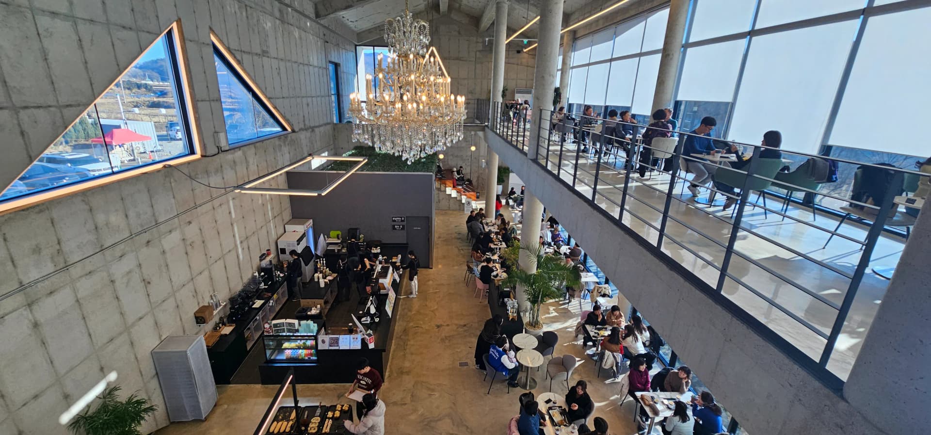 Mandhari nzuri ya Ziwa Daecheong kupitia dirisha la kioo, viti vilivyo karibu na dirisha | 하이제이에스비