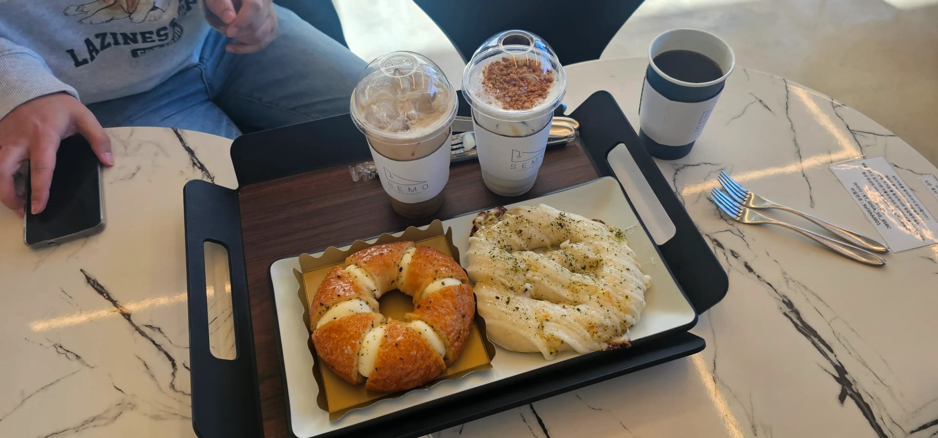 Mkate wa cream wa Semo Cafe, mkate wa mimea na kikombe chenye nembo ya Semo | 하이제이에스비