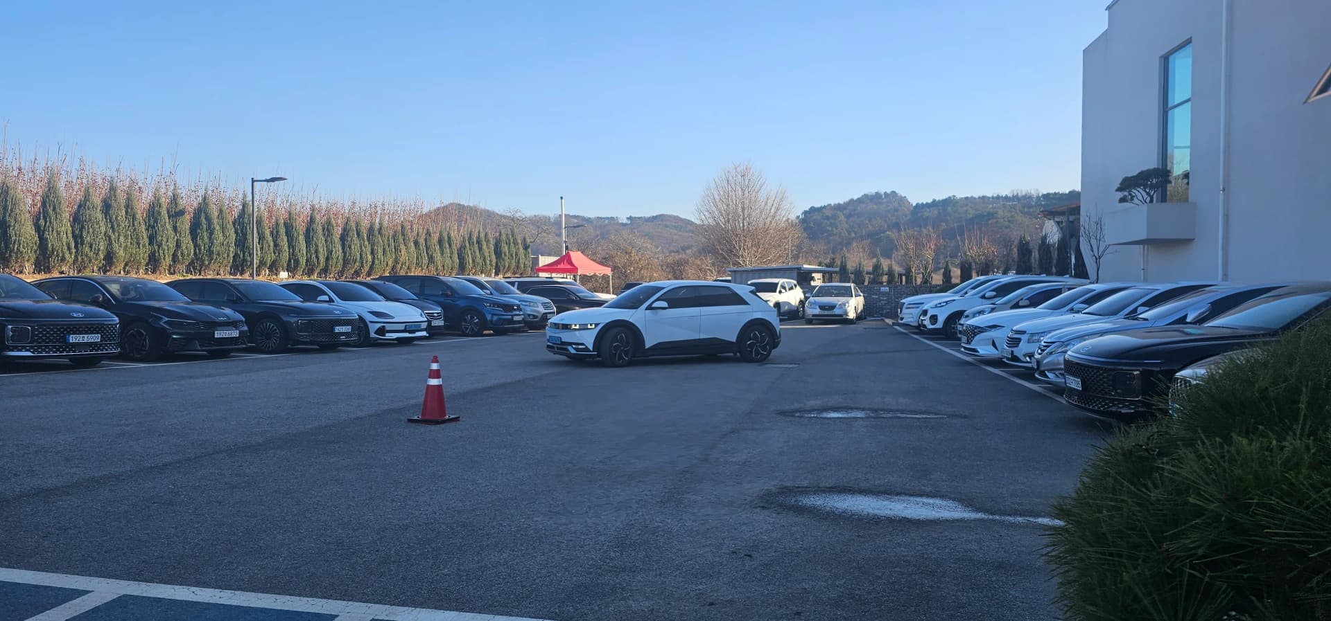 Eneo kubwa la kuegesha magari la Semo Cafe, nafasi za kutosha hata wakati wa wikendi na mandhari ya milima | 하이제이에스비