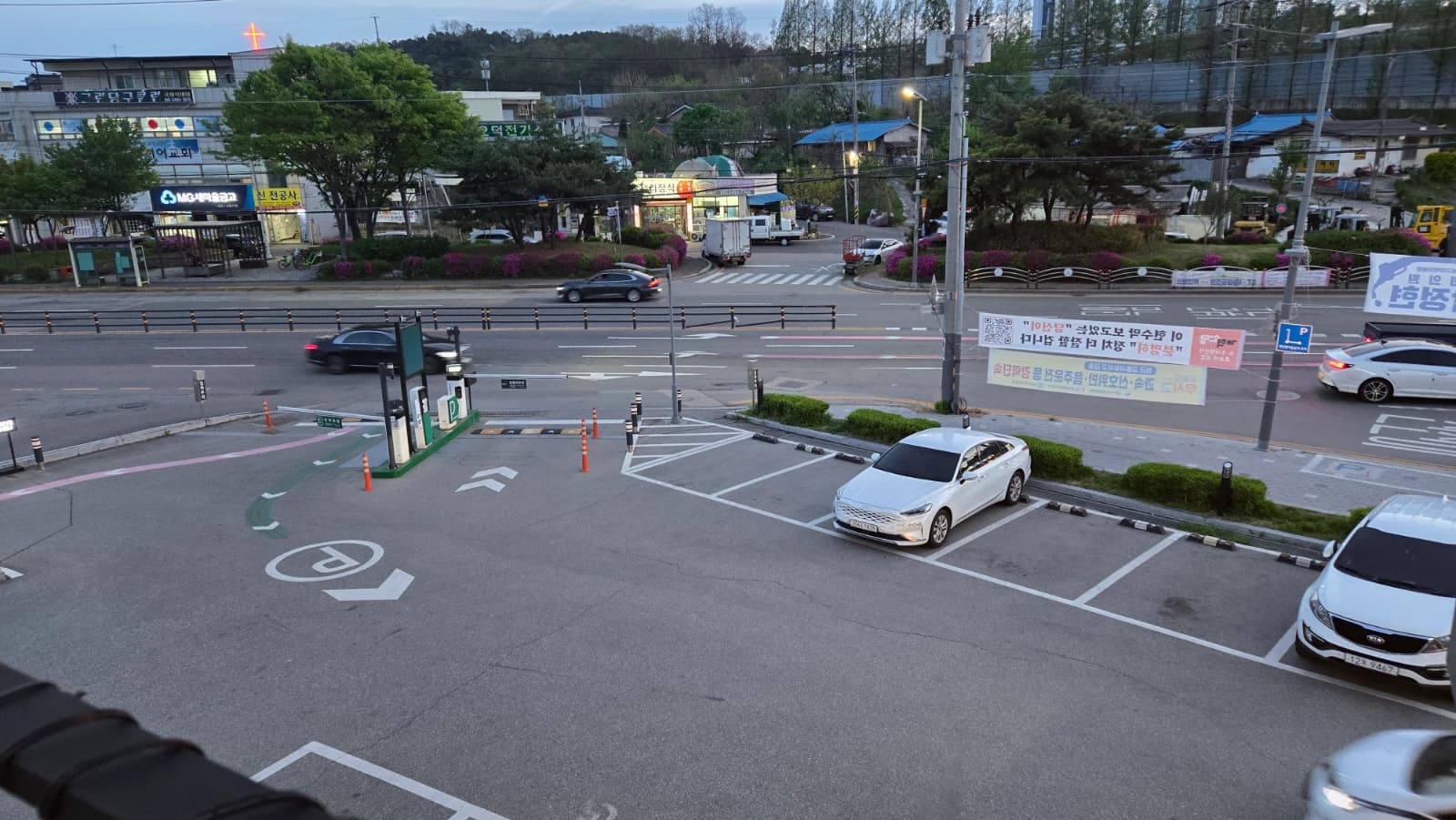 Estacionamento exclusivo de um Starbucks coreano visto do segundo andar