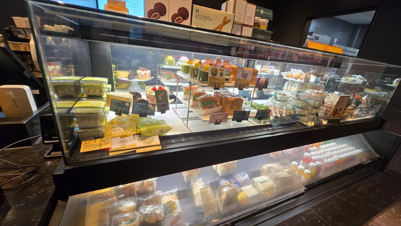 Vitrine refrigerada do Starbucks coreano com bolos, sanduíches e saladas