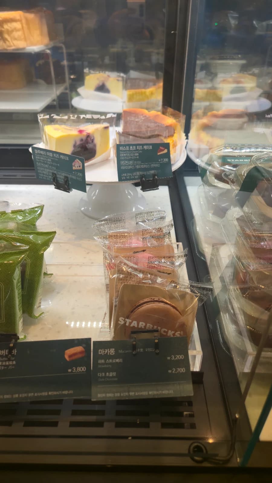 Vitrine do Starbucks coreano em close, butter bites mastigáveis e pães embalados