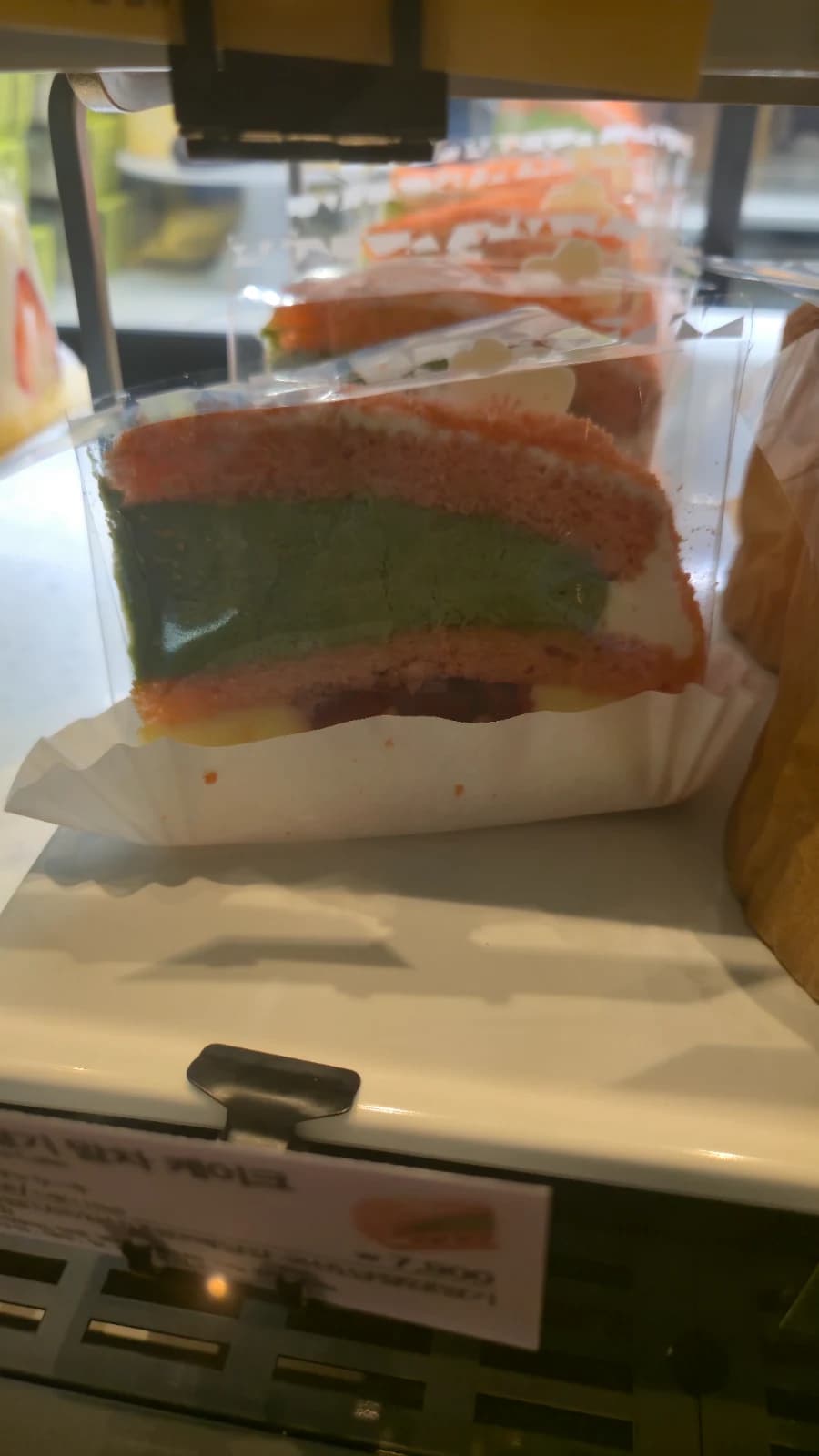 Vitrine de bolos do Starbucks coreano com bolo de morango e chocolate e castella