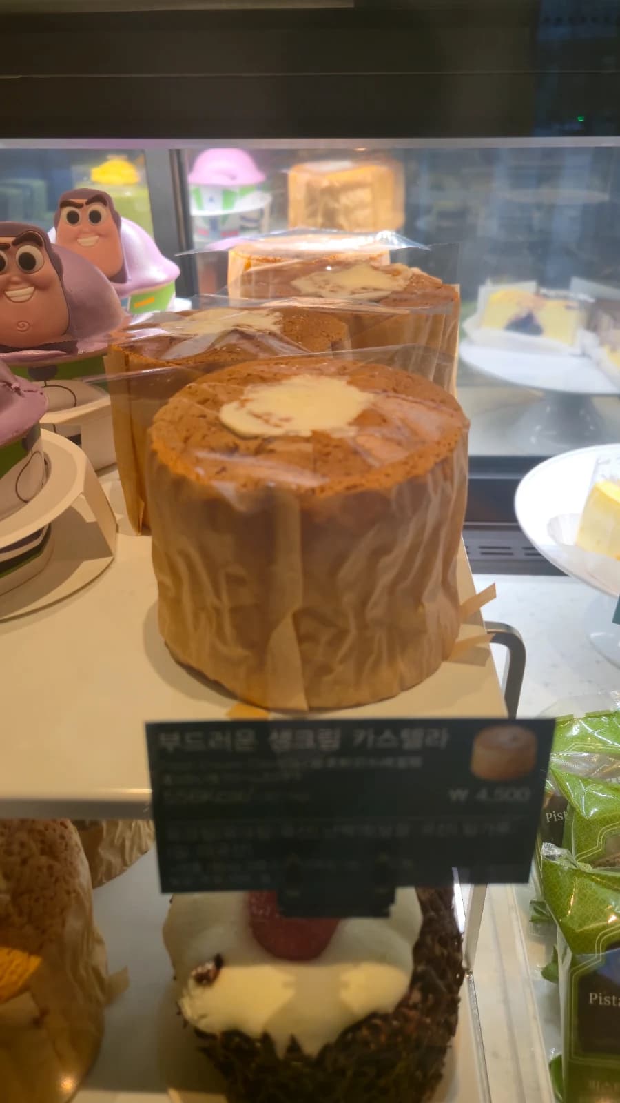 Visão geral da vitrine de bolos do Starbucks coreano com diversas sobremesas