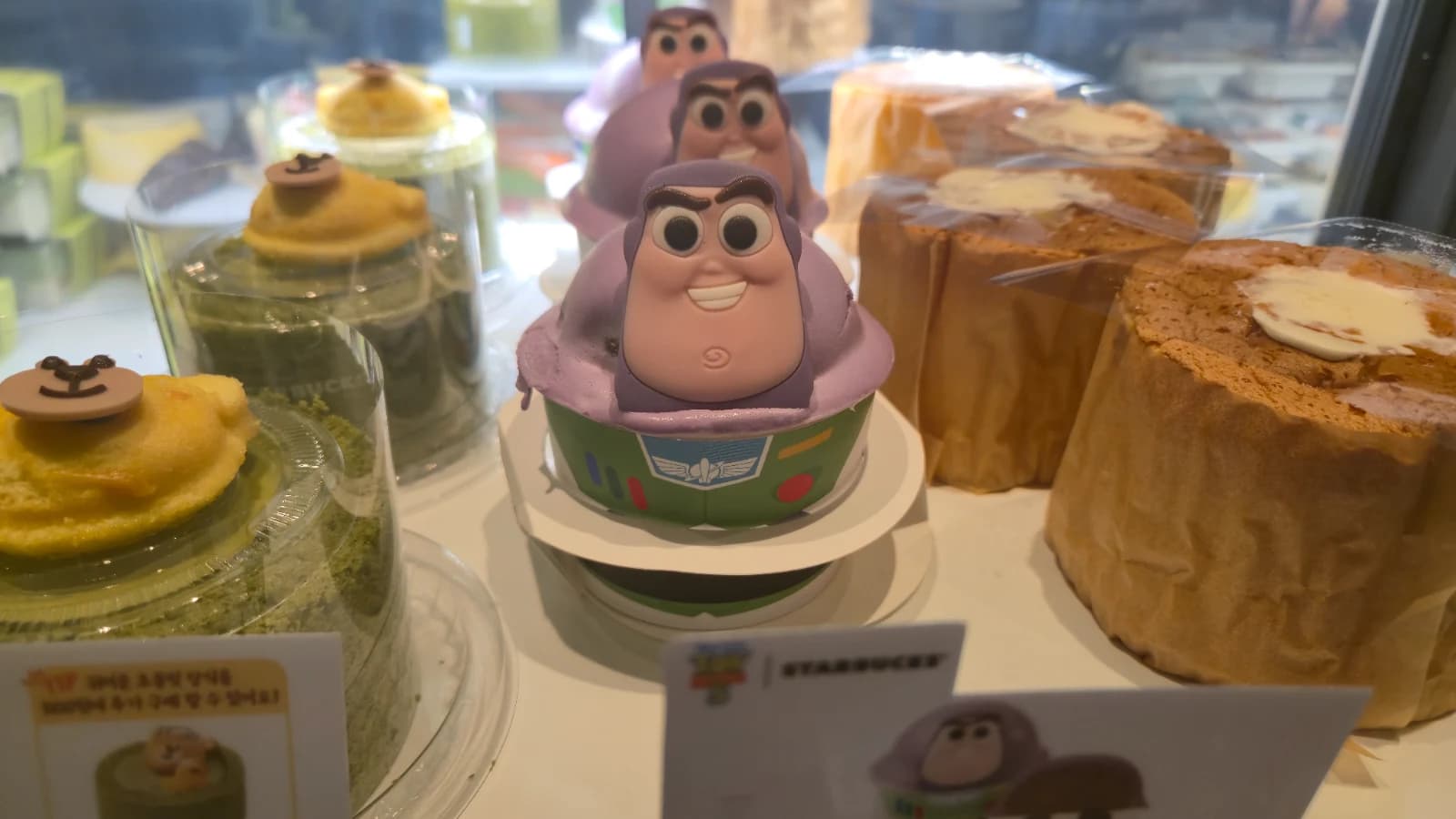 Bolo da collab Starbucks x Toy Story com formato do Buzz Lightyear, edição limitada na Coreia
