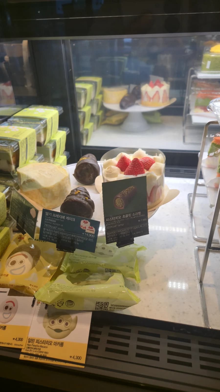 Bolo fraisier de morango, macaron de pistache e biscoitos Toy Story no Starbucks coreano