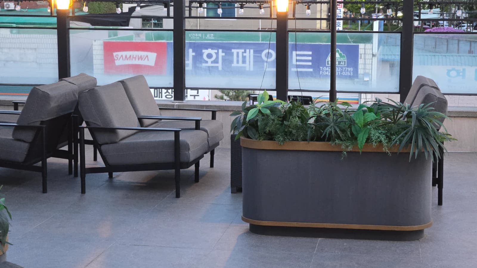 Sofás e vasos de plantas no terraço do Starbucks coreano em close