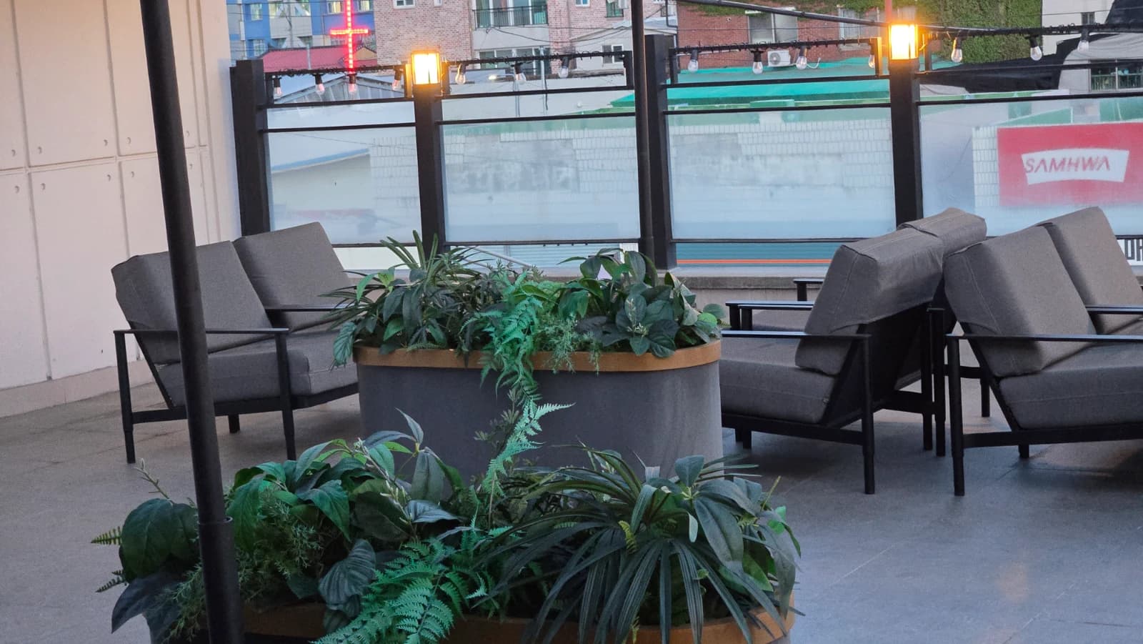 Vasos de plantas e iluminação noturna no terraço do Starbucks coreano