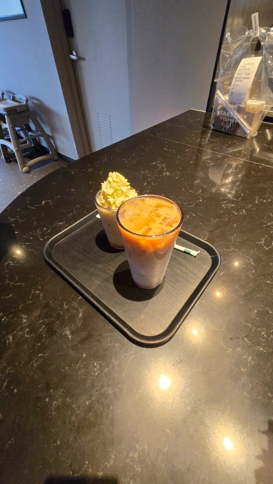 Latte de creme de choux e sweet milk coffee do Starbucks coreano na bandeja