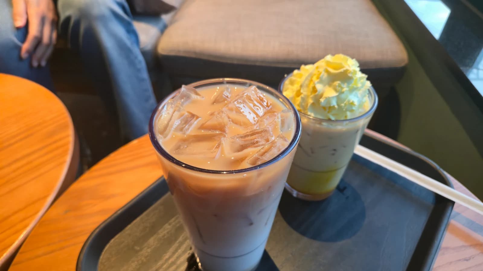 Close do latte de creme de choux e do sweet milk coffee do Starbucks coreano, já sentados à mesa