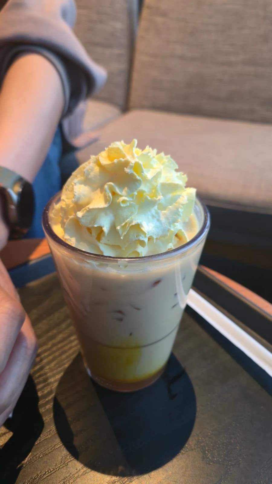 Close do latte de creme de choux do Starbucks coreano com chantilly e creme de confeiteiro