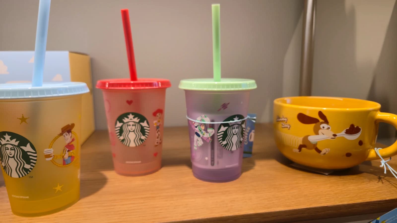 Copos reutilizáveis da collab Starbucks x Toy Story com Woody, Buzz, Jessie e Slinky