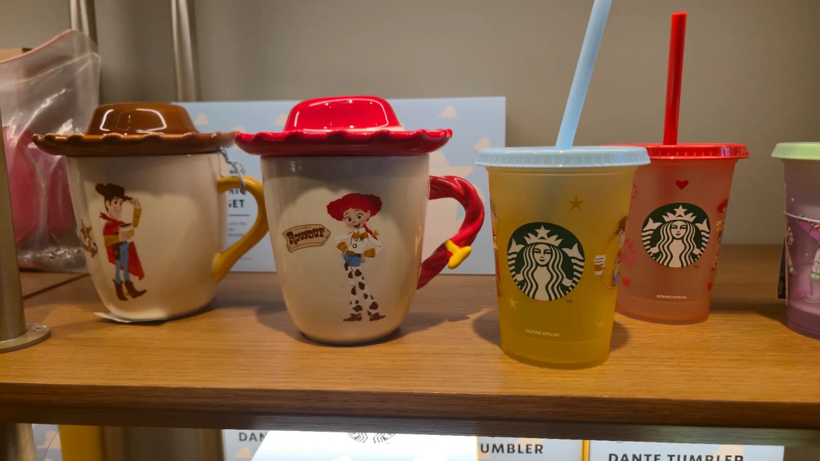 Canecas Woody e Jessie da collab Starbucks x Toy Story com tampa de chapéu de cowboy