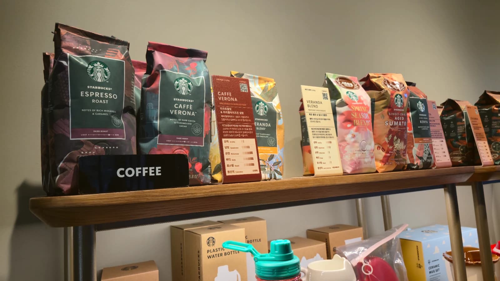 Pacotes de café na prateleira do Starbucks coreano: Espresso Roast, Caffè Verona e blend sazonal