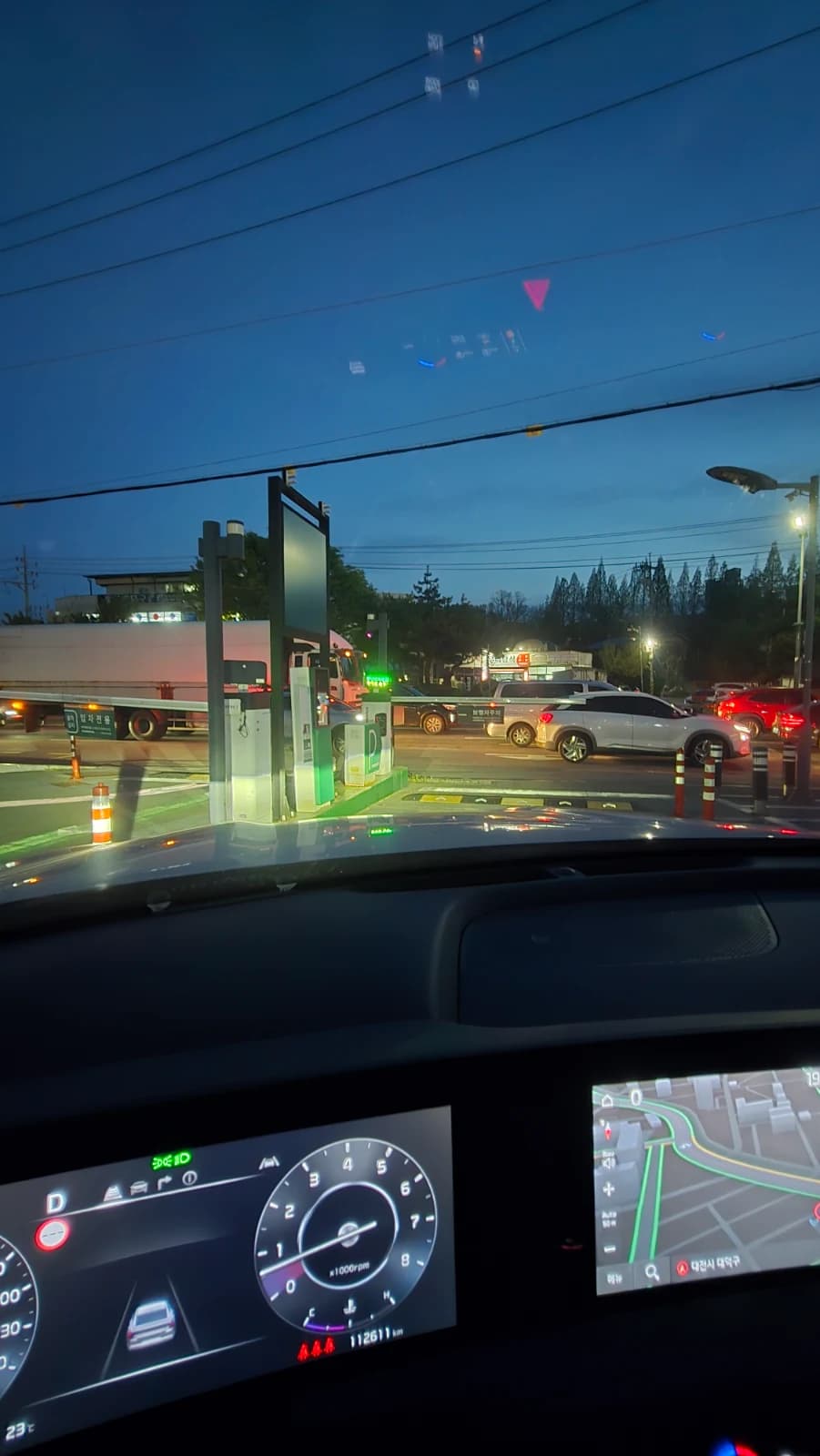 Saída do estacionamento do Starbucks coreano à noite, vista de dentro do carro