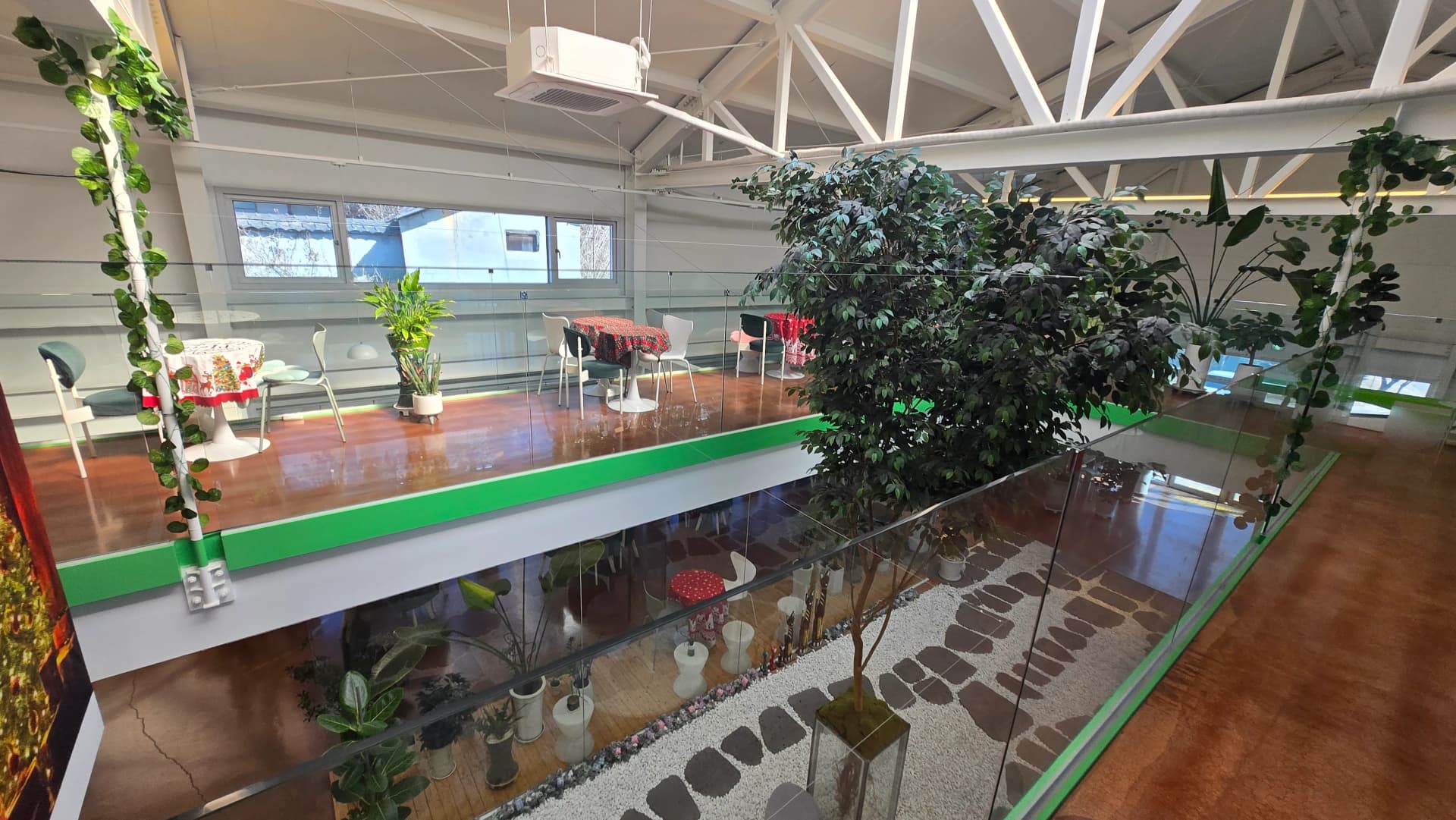 커먼비 넓은 좌석 간격 - 테이블 사이가 충분히 떨어져 있어 프라이빗한 공간 | 하이제이에스비