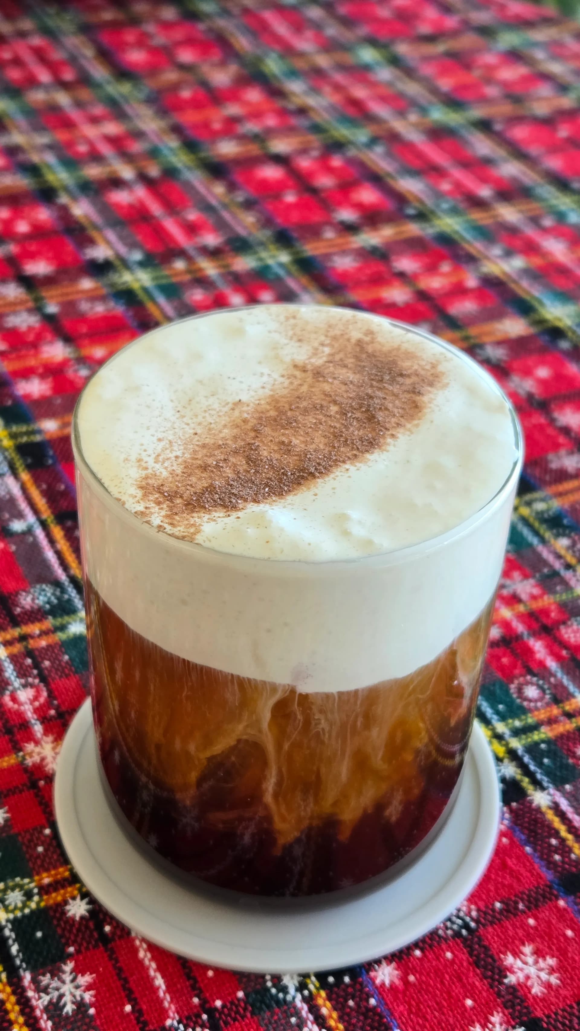 커먼비 아인슈패너 - 컵 가득 넉넉하게 올라간 크림과 진한 아메리카노의 조합 | 하이제이에스비