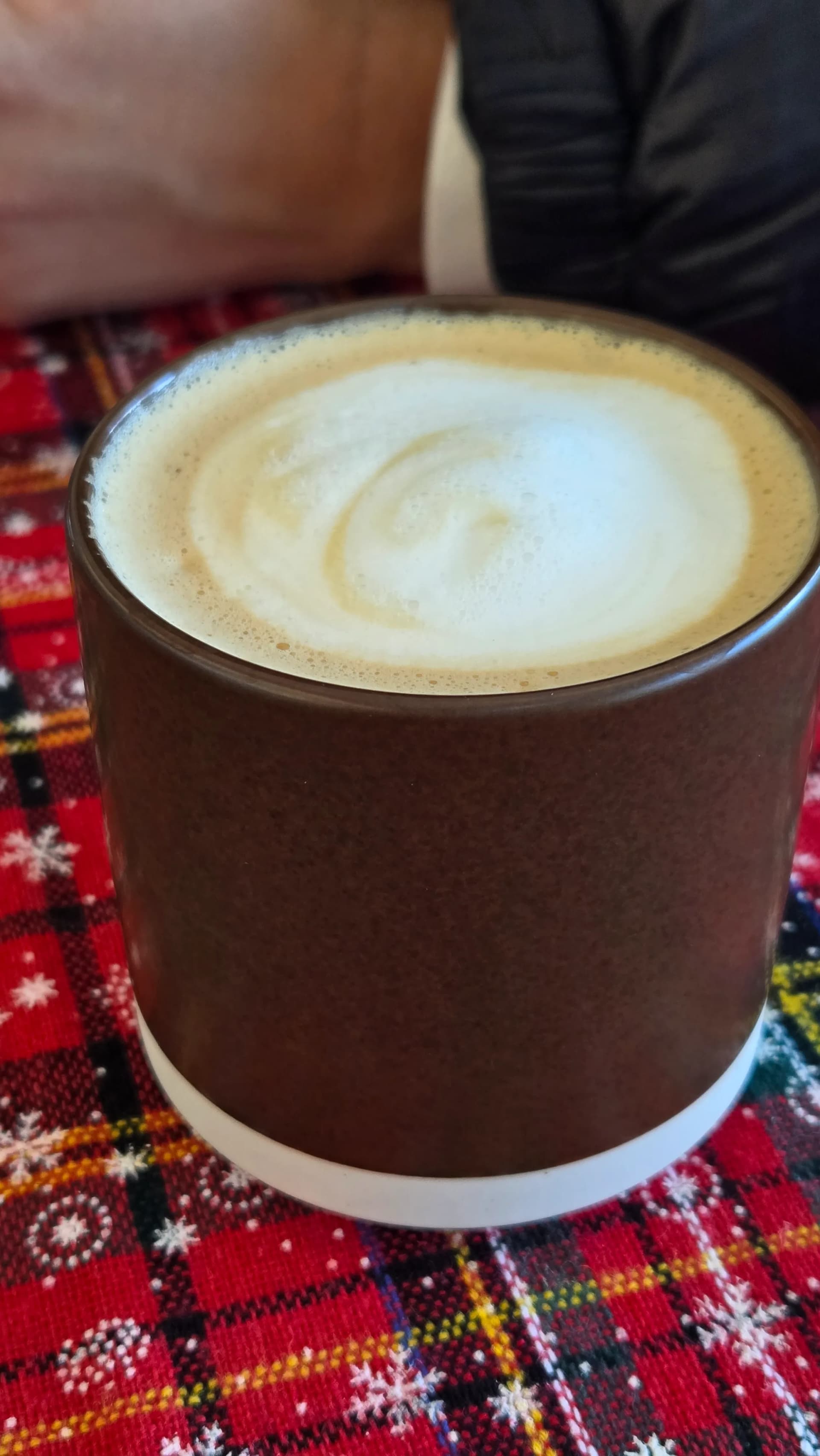 커먼비 따뜻한 라떼 - 촘촘한 우유 거품이 올라간 정갈한 비주얼의 카페라떼 | 하이제이에스비