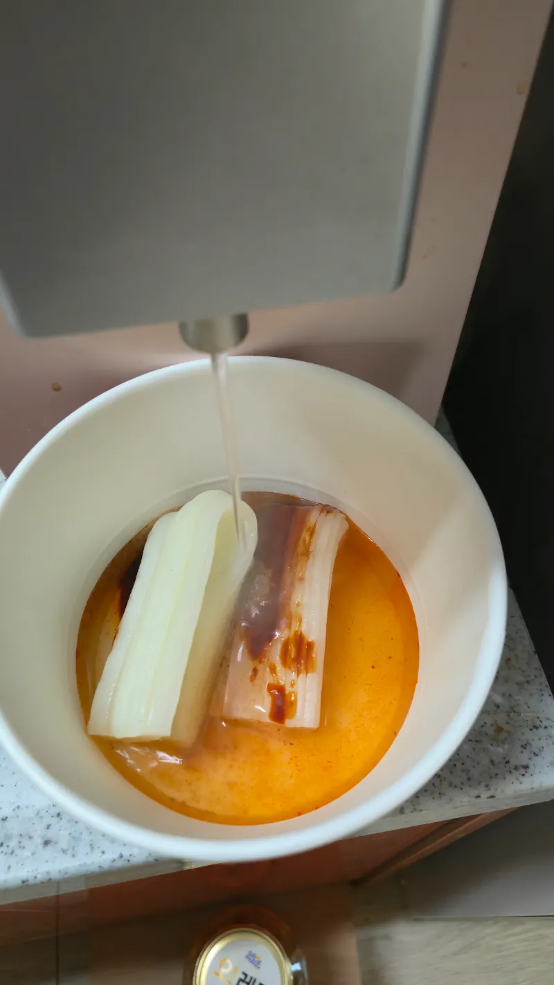 ئىسسىق سۇنى ئىدىش بەلگە سىزىقىغىچە قۇيۇۋاتقان مەنزىرە | 하이제이에스비