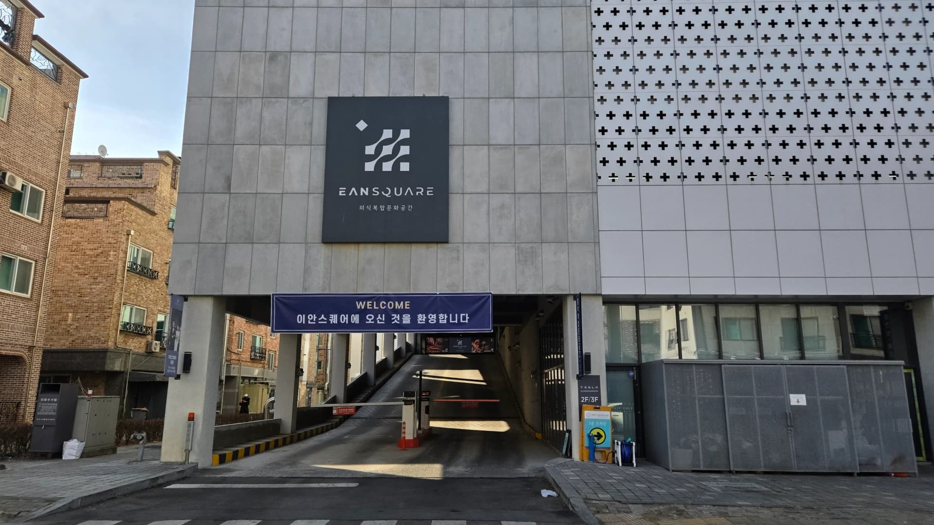 Mpụta ụlọ EAN Square na Cheongju na ụzọ mbata ebe a na-adọba ụgbọala nke nwere akara EANSQUARE | 하이제이에스비