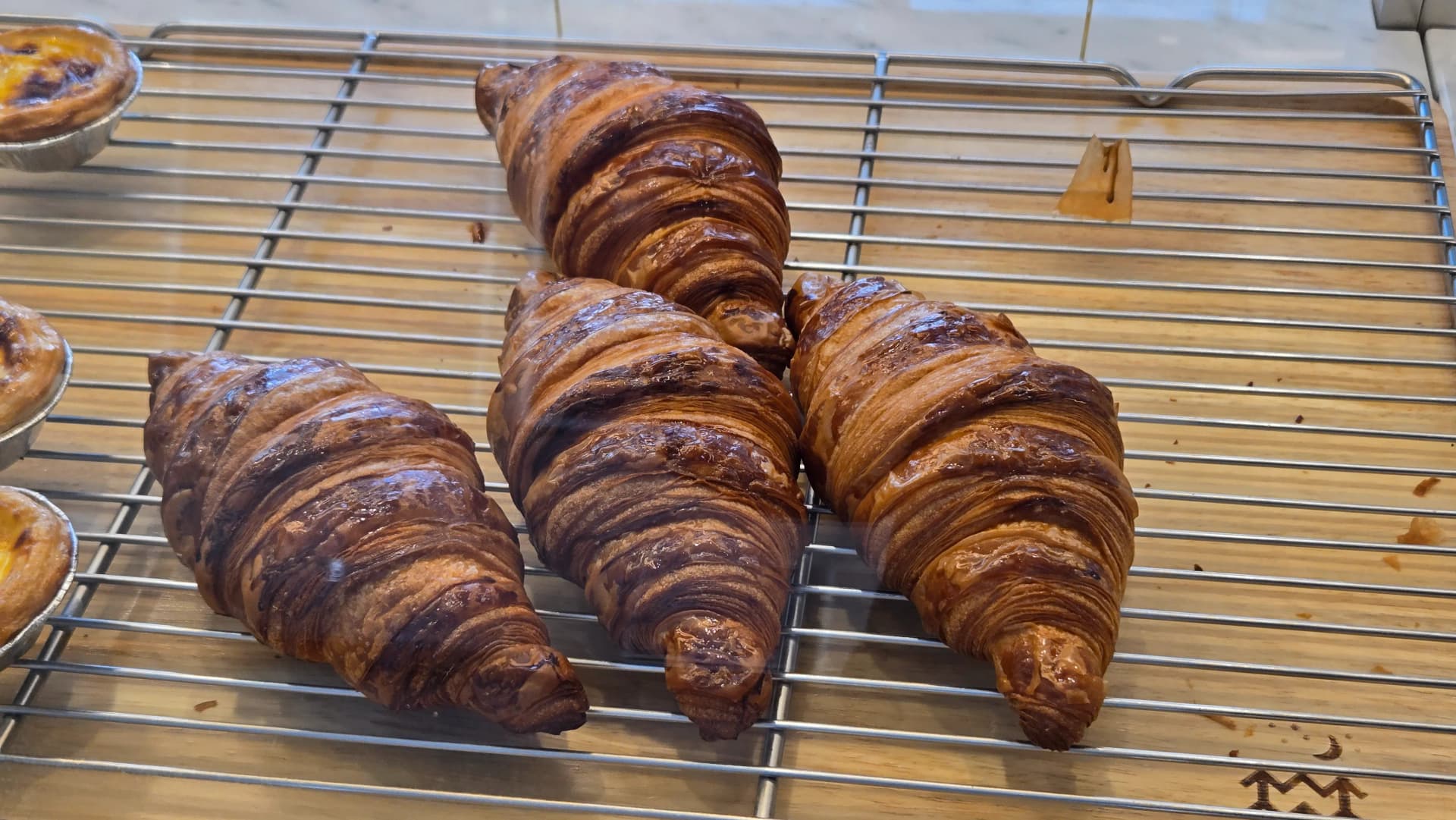 Croissant ọhụrụ si oven pụta n’elu rack oyi, a na-ahụ layers ya nke ọma | 하이제이에스비