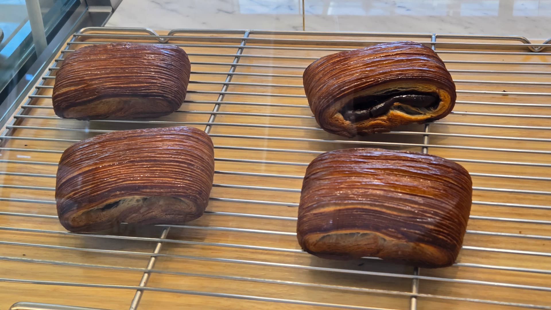 Pain au chocolat (croissant chocolate) nwere layers siri ike na agba gbara ọchịchịrị | 하이제이에스비
