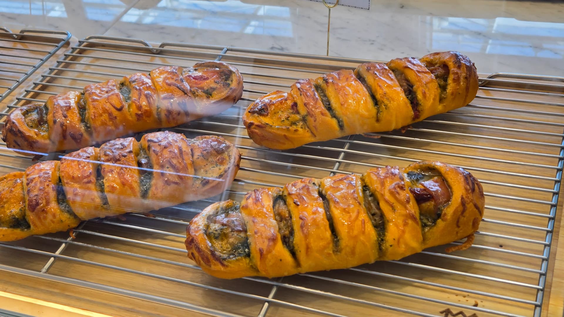 Croissant nwere filling akwụkwọ ndụ (green) a gbagọrọ n’ime, na-enwu dịka nke ọhụrụ | 하이제이에스비