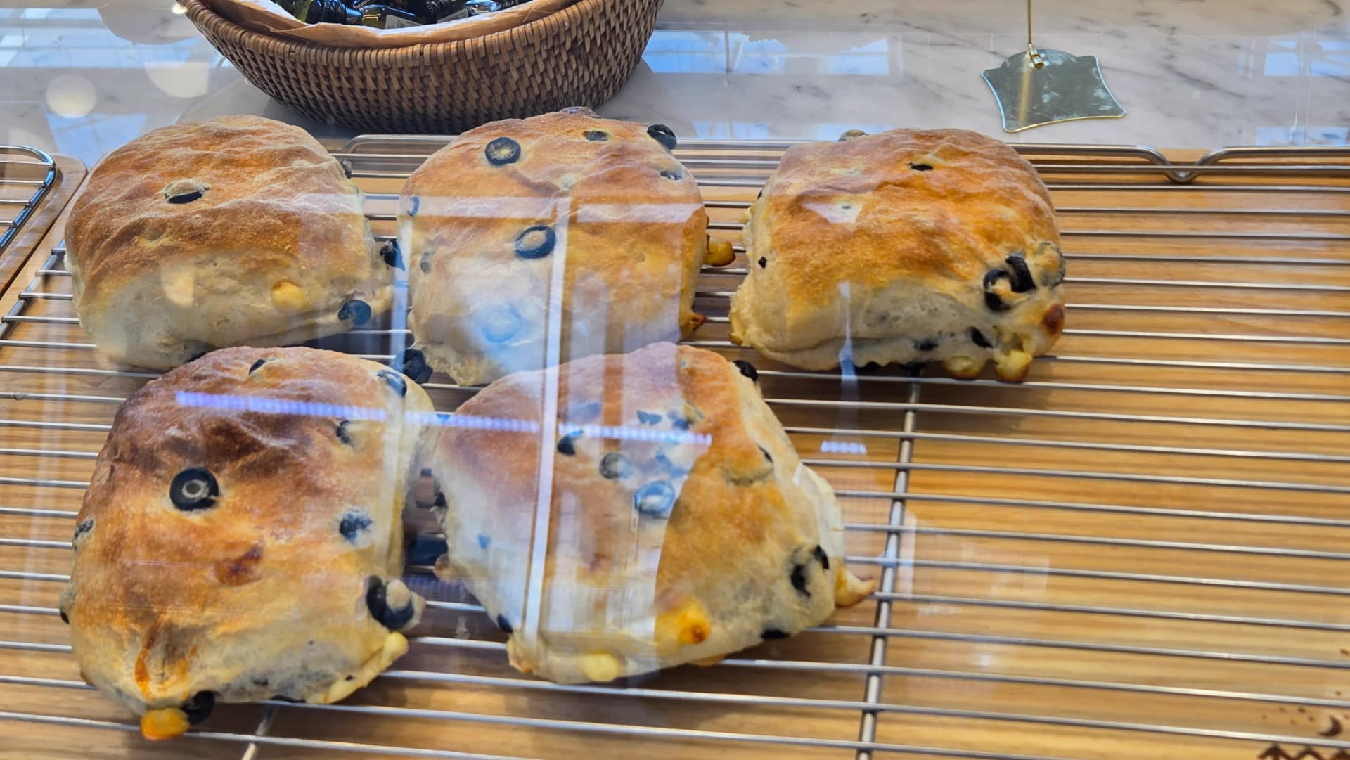 Scone nwere blueberry na corn, a fesa sugar powder n’elu | 하이제이에스비