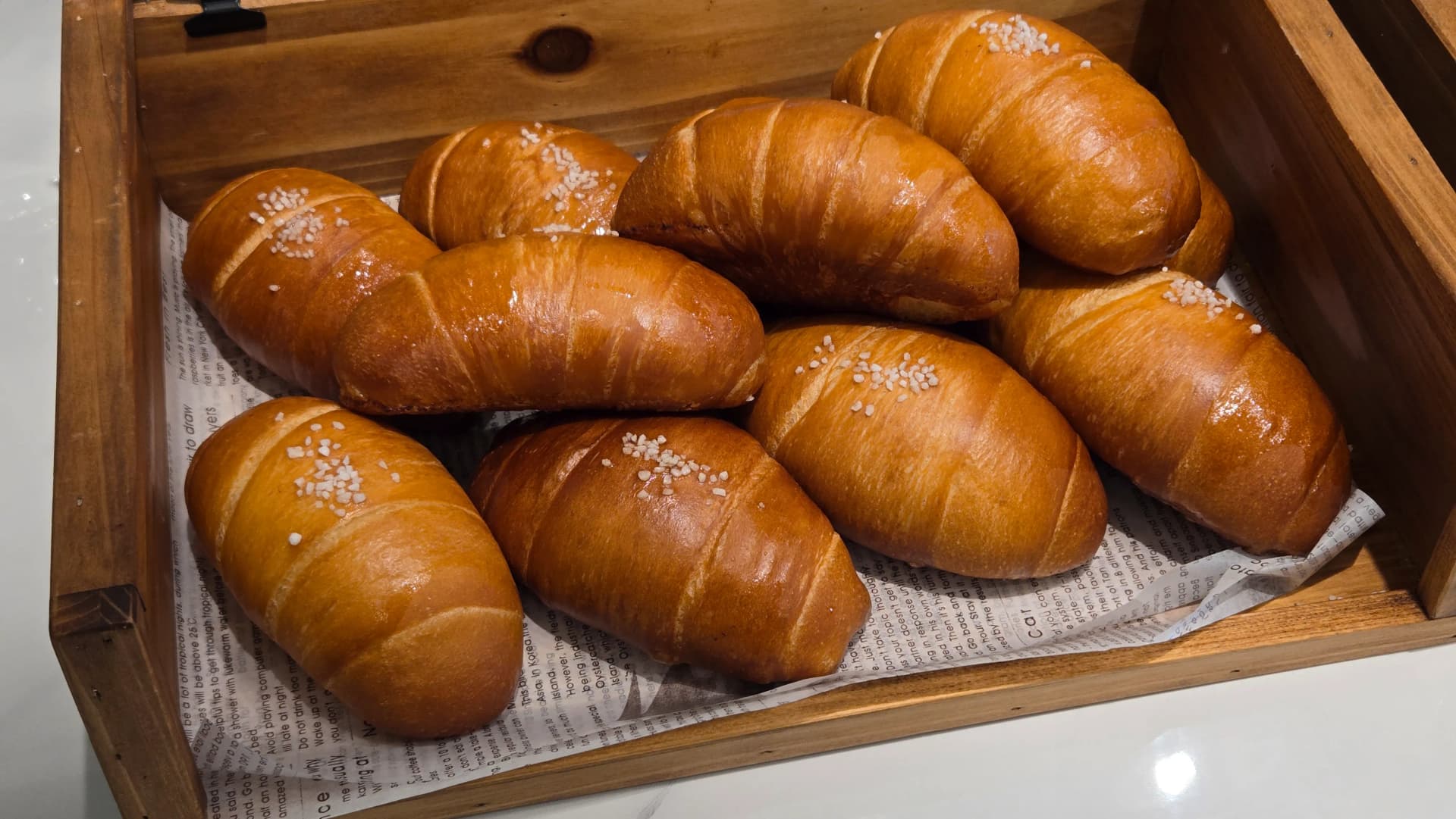 Salt bread nke Ean Terrace a fesa sesame ojii, a na-ahụ kristal nnu ọcha n’elu | 하이제이에스비